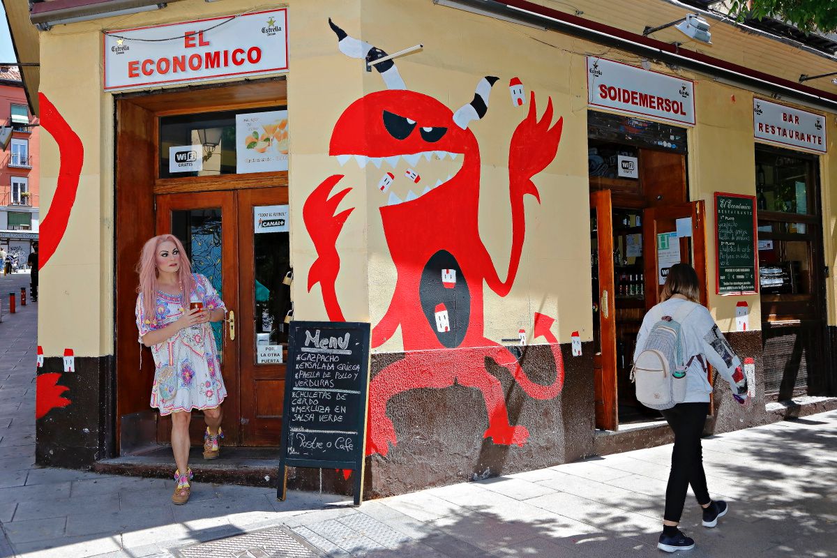 La Prohibida en la puerta del bar El Económico, en Lavapiés, Madrid. La Prohibida en la puerta del bar El Económico, en Lavapiés, Madrid.