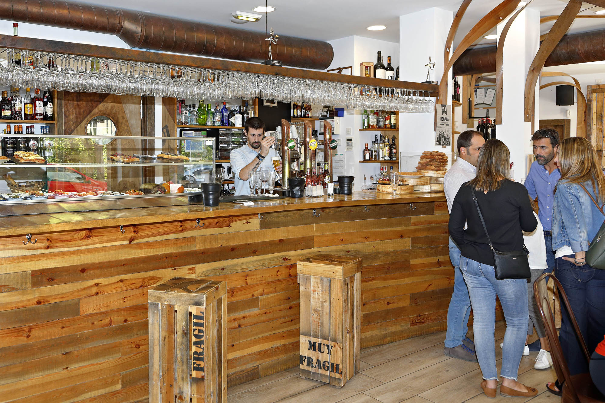 Varios palés hacen de taburetes mientras en la barra comienzan a servir los pinchos. Varios palés hacen de taburetes mientras en la barra comienzan a servir los pinchos.