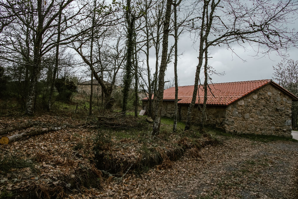 La bodega está situada en una finca de la familia y ha sido restaurada siguiendo la tradición. La bodega está situada en una finca de la familia y ha sido restaurada siguiendo la tradición.