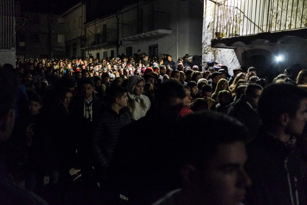 El pueblo acompaña al héroe local poco después de la medianoche mientras canta a San Sebastián. El pueblo acompaña al héroe local poco después de la medianoche mientras canta a San Sebastián.
