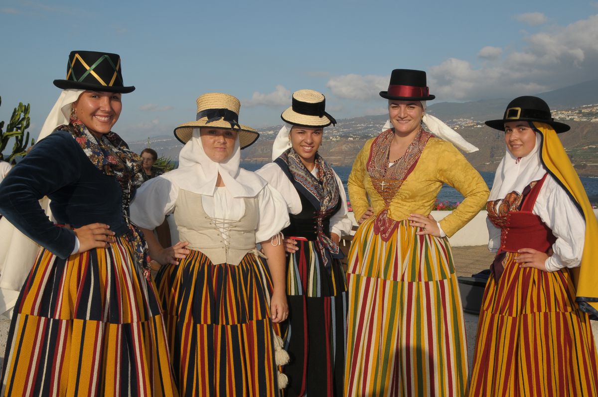 Varias romeras ataviadas de magas o con los trajes típicos de campesinas de Tenerife. Varias romeras ataviadas de magas o con los trajes típicos de campesinas de Tenerife.