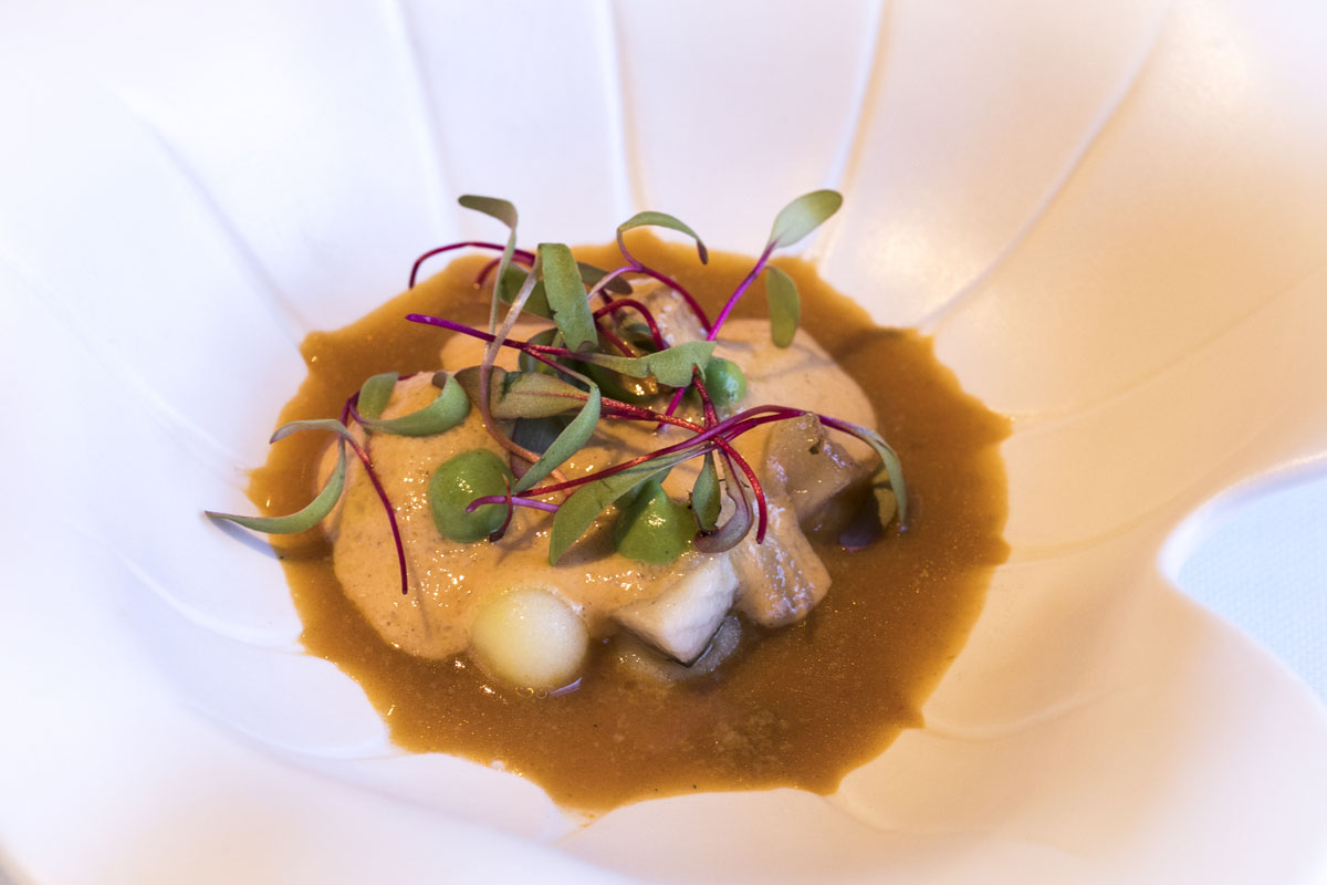 El 'All i pebre' de 'La Salita' con espuma del propio guiso y unos toques de piparra por encima. El 'All i pebre' de 'La Salita' con espuma del propio guiso y unos toques de piparra por encima.