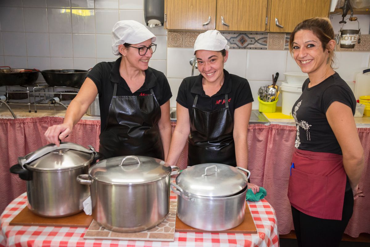 Mari, la mujer del propietario, y las cocineras del guachinche Quintero, en Tenerife, junto a las grandes ollas que preparan a diario. Mari, la mujer del propietario, y las cocineras del guachinche Quintero, en Tenerife, junto a las grandes ollas que preparan a diario.