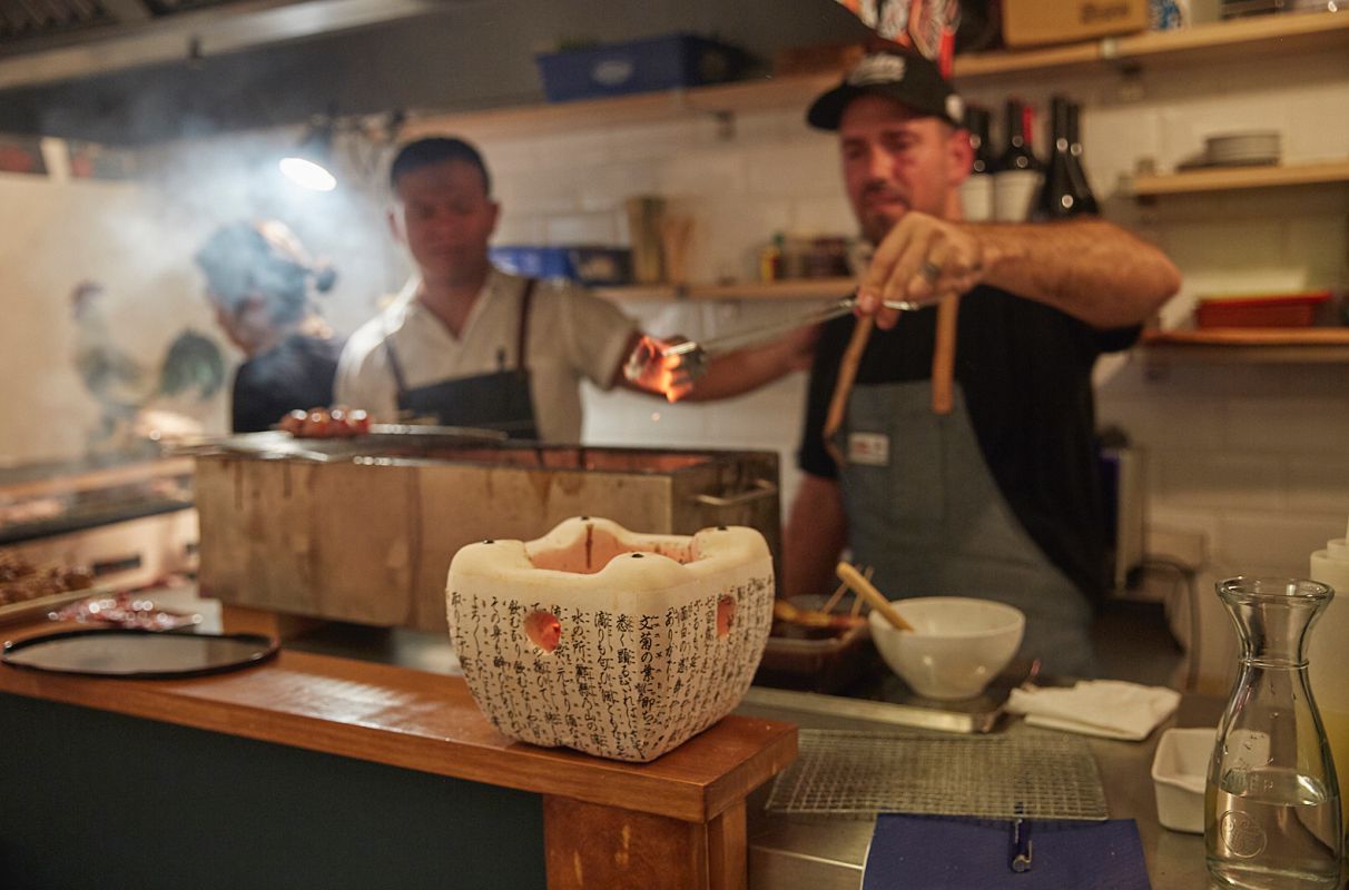 El chef Aitor Olabegoya echa ascuas en un recipiente de cocina japonesa en el restaurante pop up, en Poble Sec (Barcelona). El chef Aitor Olabegoya echa ascuas en un recipiente de cocina japonesa en el restaurante pop up, en Poble Sec (Barcelona).