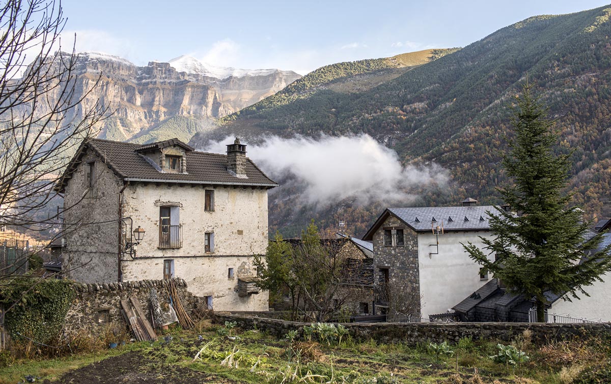 El huerto, la balconada y la tizonera (a la derecha en la fachada), un clásico del pueblo medieval. El huerto, la balconada y la tizonera (a la derecha en la fachada), un clásico del pueblo medieval.