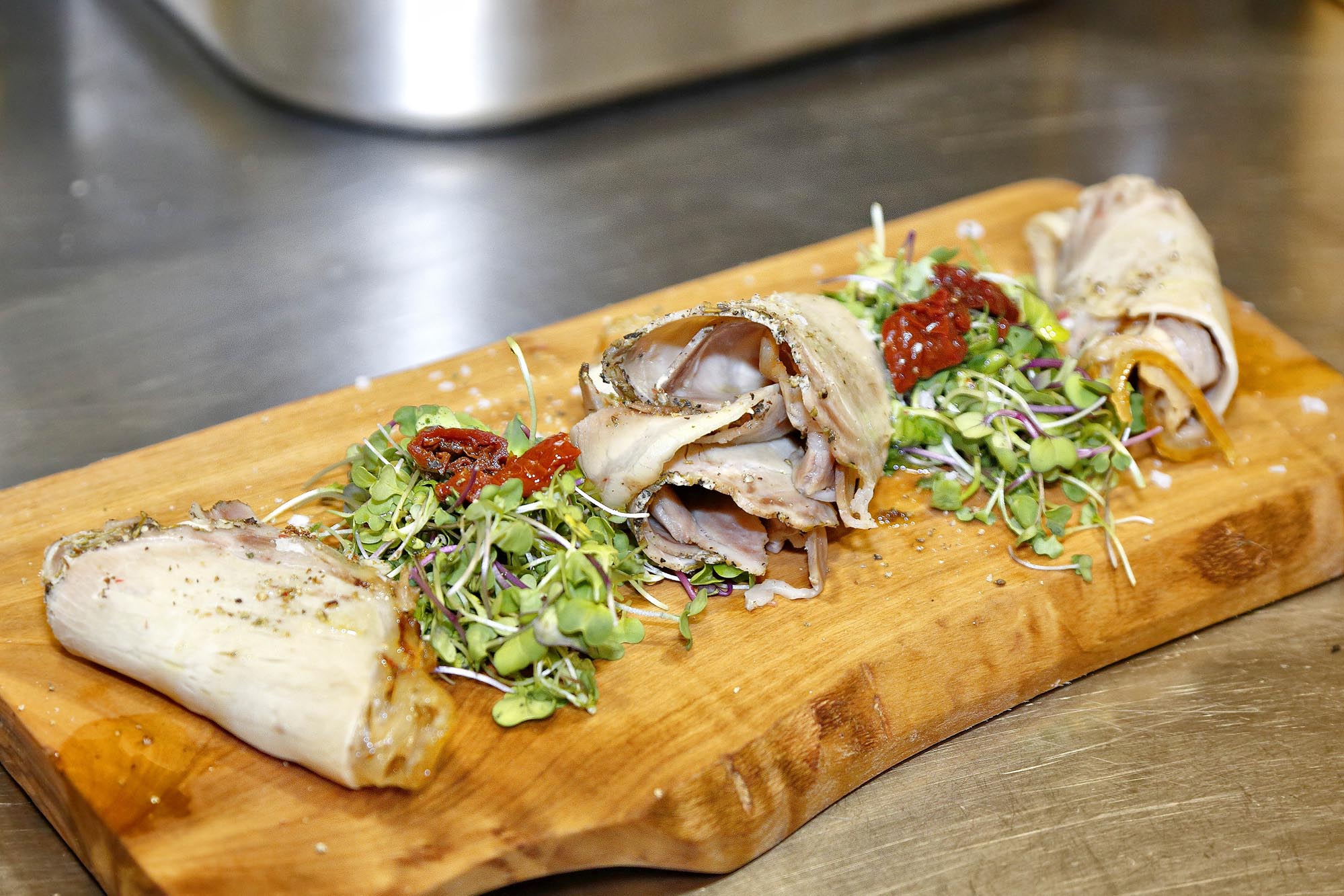 Esta 'porchetta' combina lo crujiente y lo tierno, lo salado y lo afrutado. Esta 'porchetta' combina lo crujiente y lo tierno, lo salado y lo afrutado.