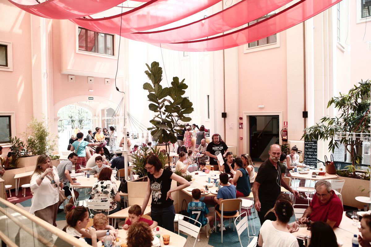 La cafetería conforma el núcleo central desde la que se accede a las diferentes salas. Foto: Espacio Abierto. La cafetería conforma el núcleo central desde la que se accede a las diferentes salas. Foto: Espacio Abierto.