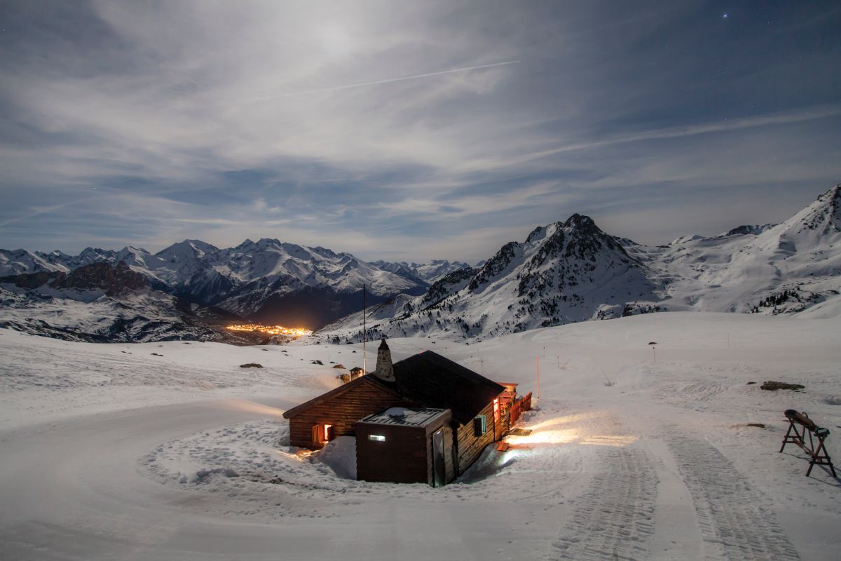 Alejados de todo y de todos, cenar aquí a 2.000 metros de altitud, es otra experiencia. Foto: Aramón Formigal Panticosa. Alejados de todo y de todos, cenar aquí a 2.000 metros de altitud, es otra experiencia. Foto: Aramón Formigal Panticosa.
