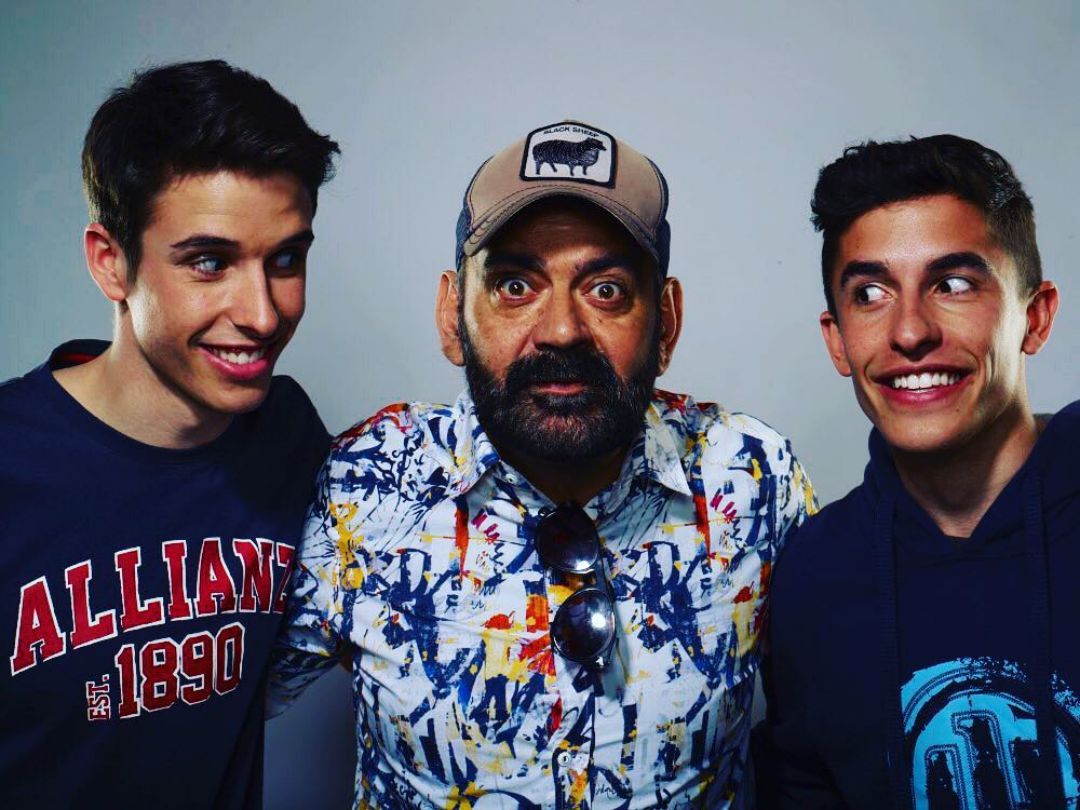 "Sumando 7 mundiales entre los 3", comenta Corbacho junto a los "Márquez Brothers". Foto: Instagram. "Sumando 7 mundiales entre los 3", comenta Corbacho junto a los "Márquez Brothers". Foto: Instagram.