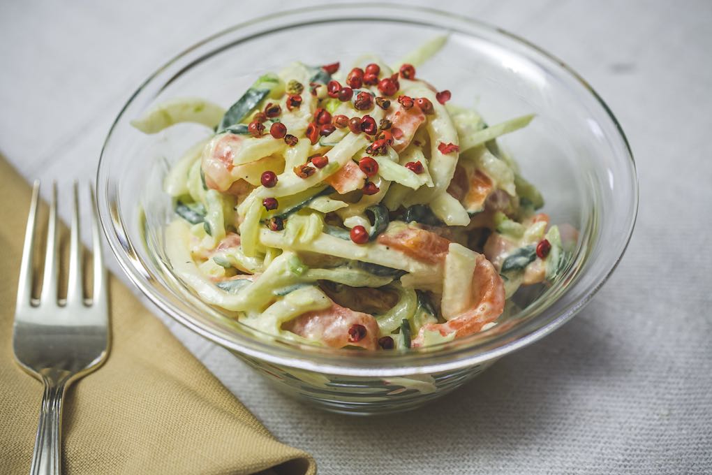 Ensalada de pepino, daikon y salmón ahumado. Ensalada de pepino, daikon y salmón ahumado.