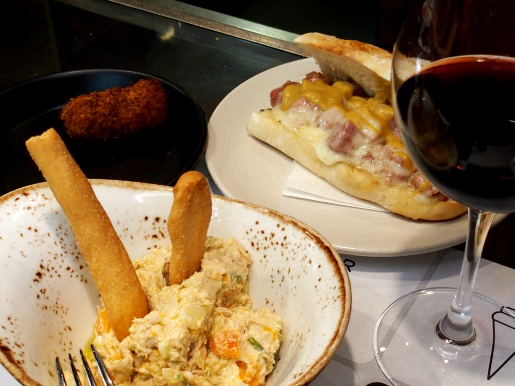 La ensaladilla es uno de los imprescindibles de la carta. La ensaladilla es uno de los imprescindibles de la carta.