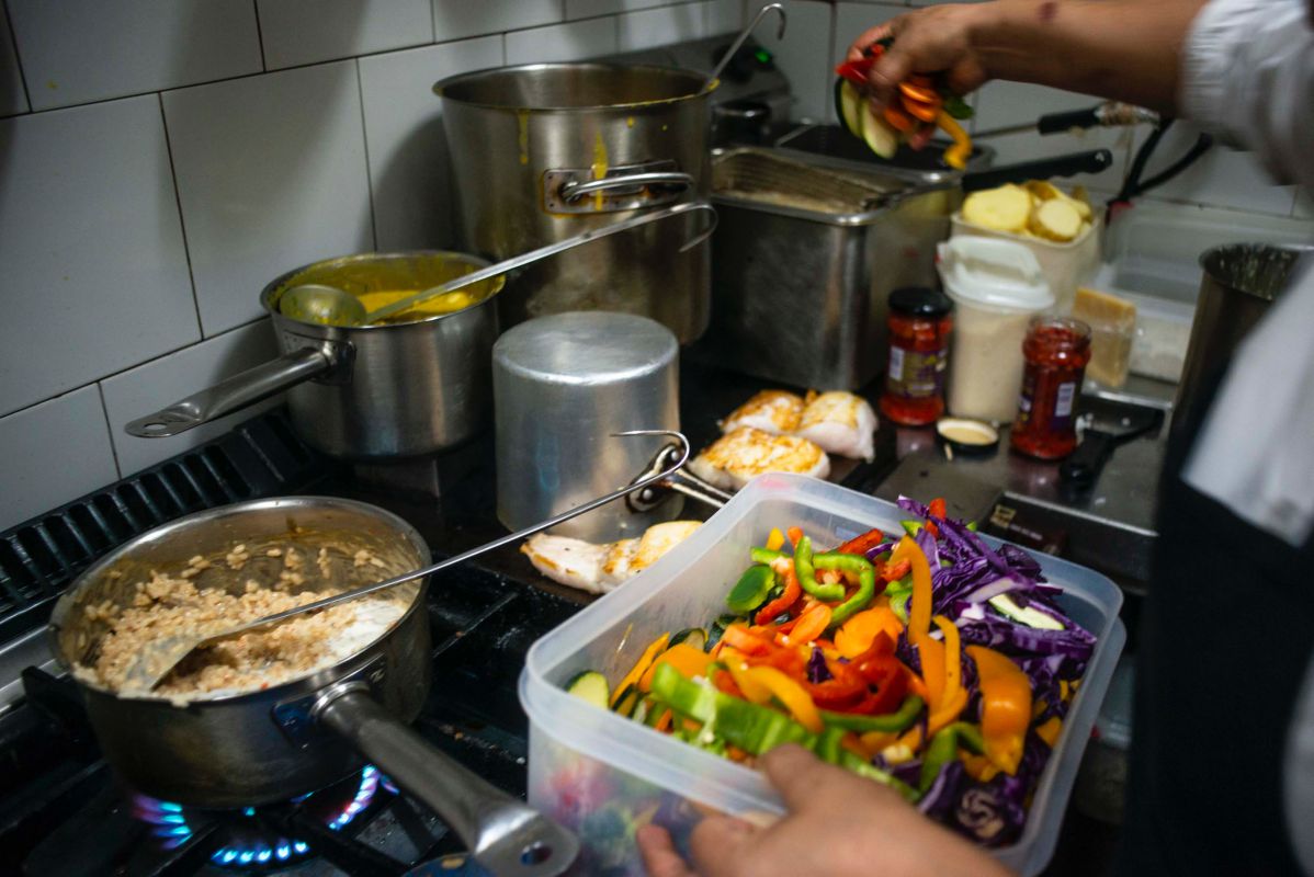 Lili en la cocina de 'La Tragantúa' cocinando con diferentes soportes para que la cocina crezca a lo alto. Lili en la cocina de 'La Tragantúa' cocinando con diferentes soportes para que la cocina crezca a lo alto.