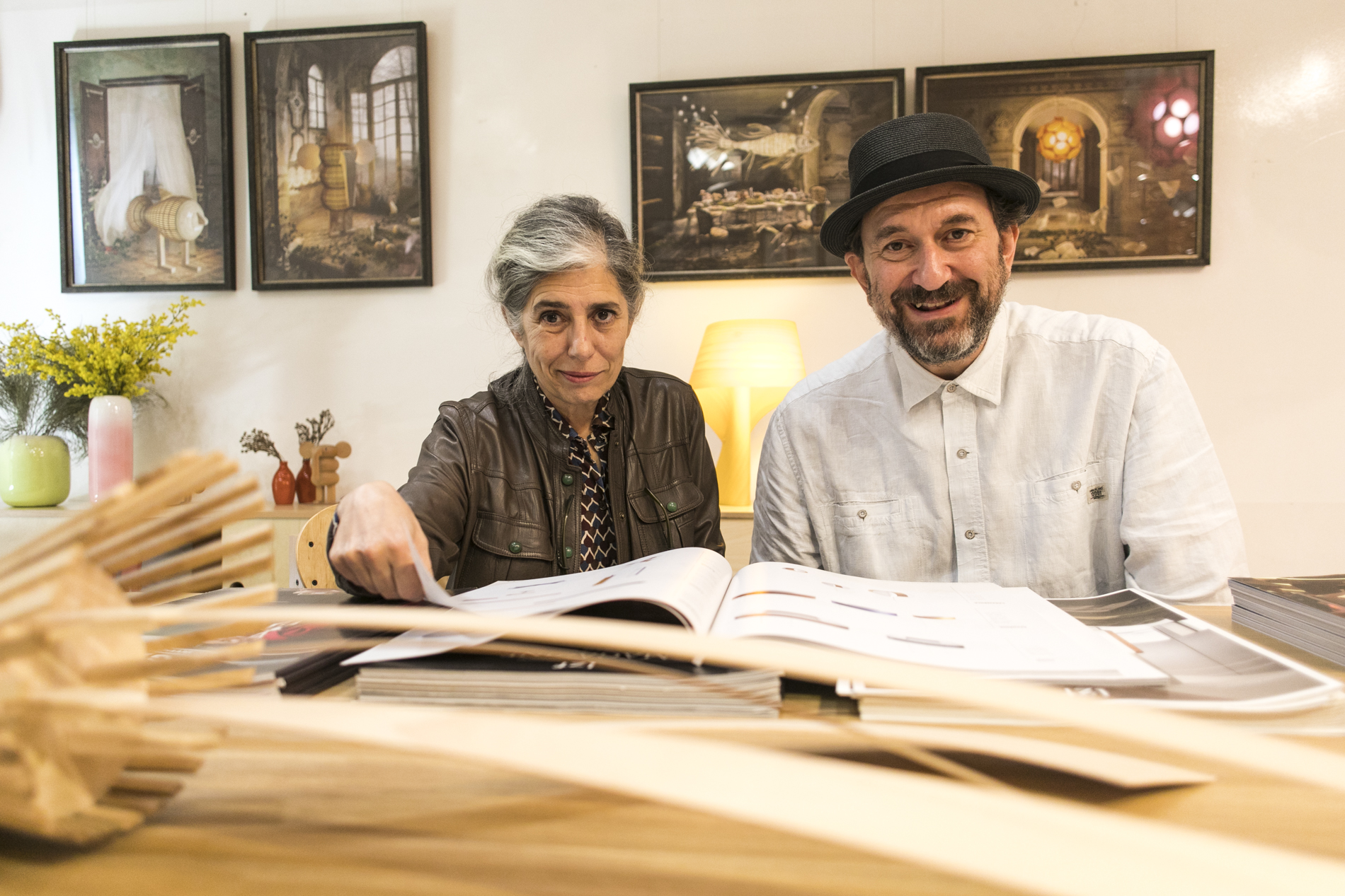 Mariví y Sandro revisando su último catálogo que, como las lámparas, cuidan al detalle. Mariví y Sandro revisando su último catálogo que, como las lámparas, cuidan al detalle.
