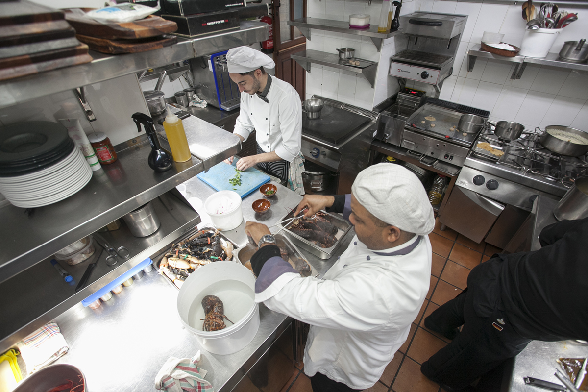 La cocina tiene un tamaño que obliga a trabajar codo con codo. La cocina tiene un tamaño que obliga a trabajar codo con codo.
