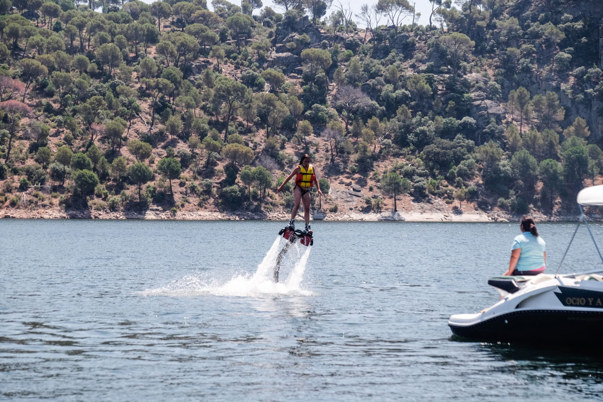 Practicando 'flyboard' para volar sobre el agua con chorros de agua a presión. Practicando 'flyboard' para volar sobre el agua con chorros de agua a presión.