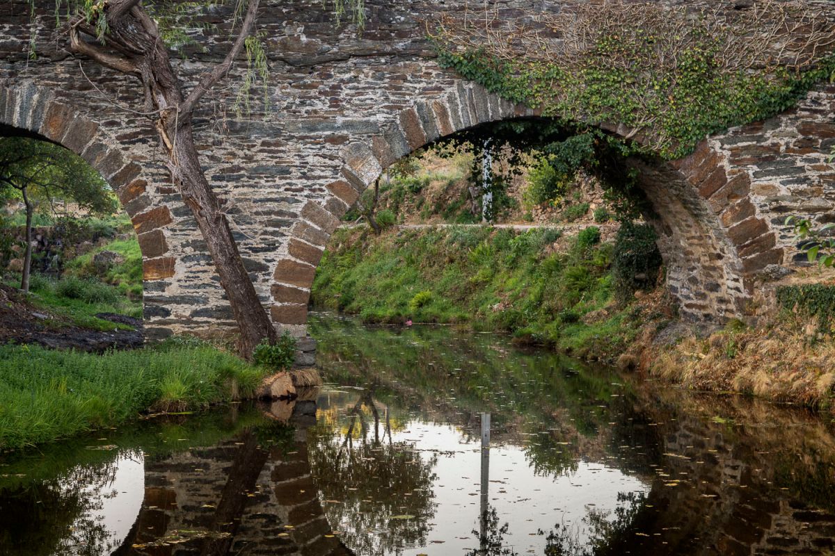 El río de honor o río Comtensa, frontera entre Riohonor de Castilla y Rio de Onor de Portugal. Foto: Manuel Ruiz Toribio El río de honor o río Comtensa, frontera entre Riohonor de Castilla y Rio de Onor de Portugal. Foto: Manuel Ruiz Toribio