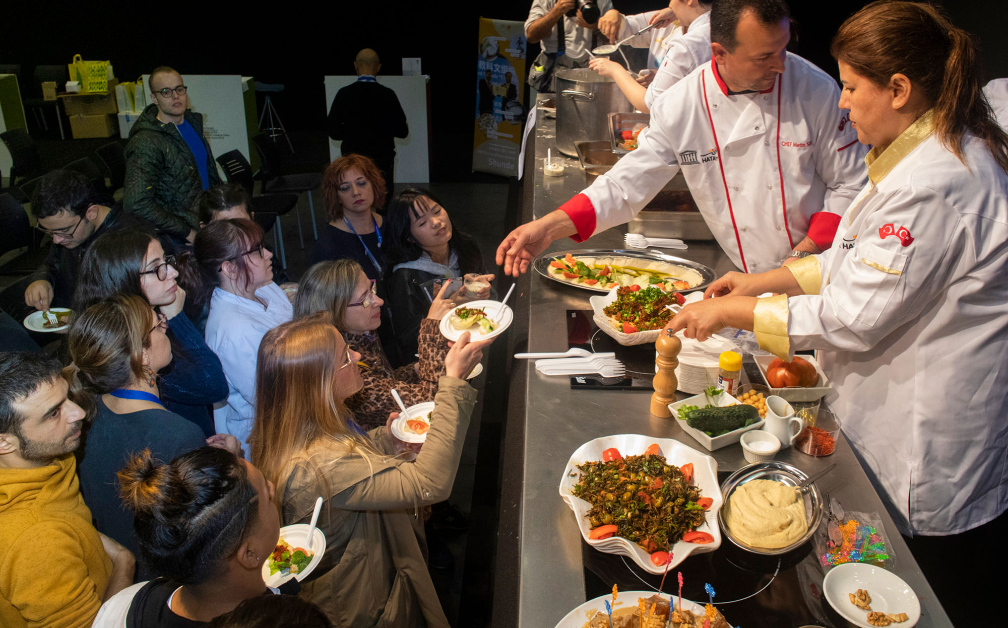 Por este stand han pasado a lo largo de tres días 11 cocineros procedentes de seis ciudades vinculadas a la Ruta de la Seda. Por este stand han pasado a lo largo de tres días 11 cocineros procedentes de seis ciudades vinculadas a la Ruta de la Seda.