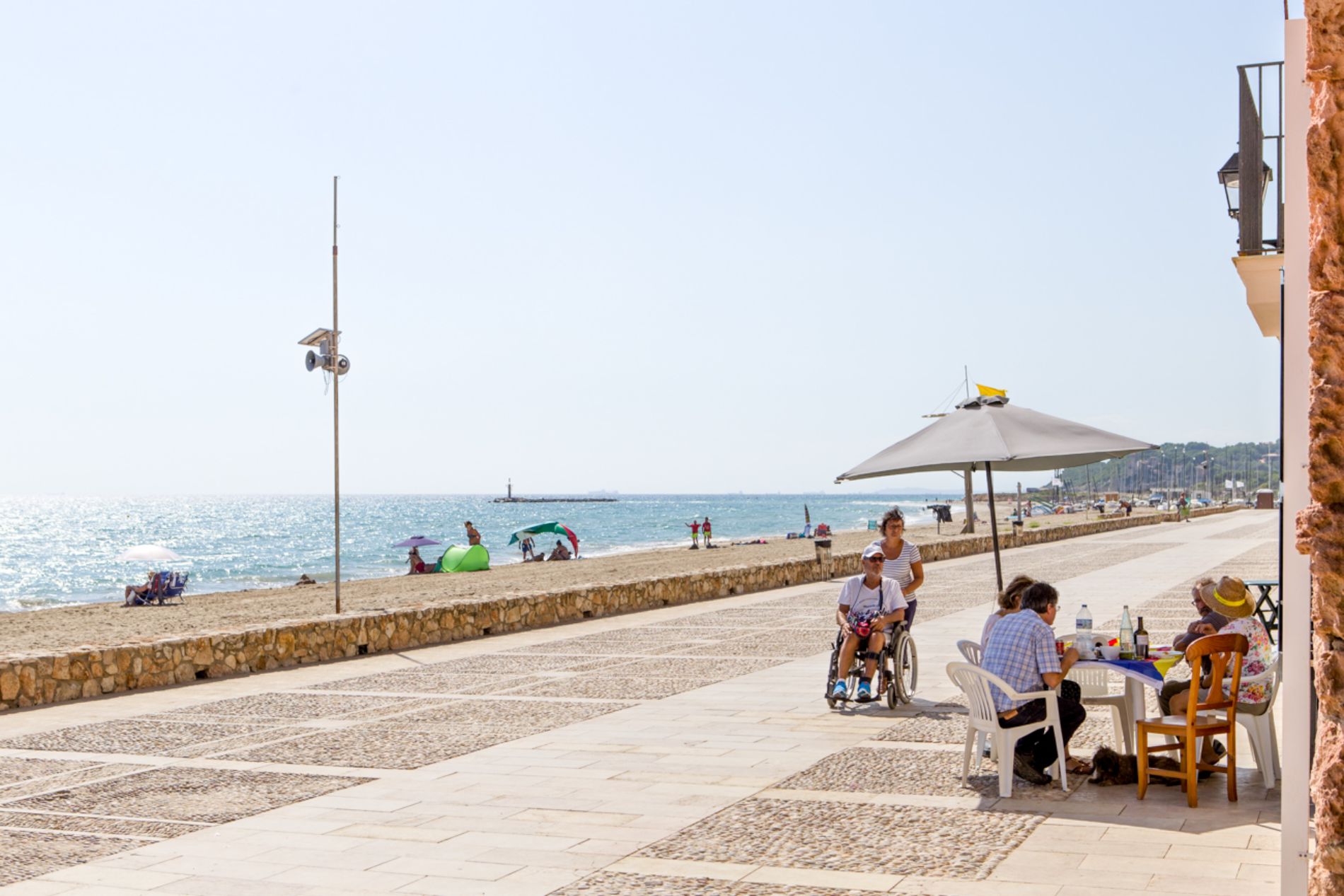 Sentarse a tomar un aperitivo a pocos metros del mar es un auténtico lujo. Sentarse a tomar un aperitivo a pocos metros del mar es un auténtico lujo.