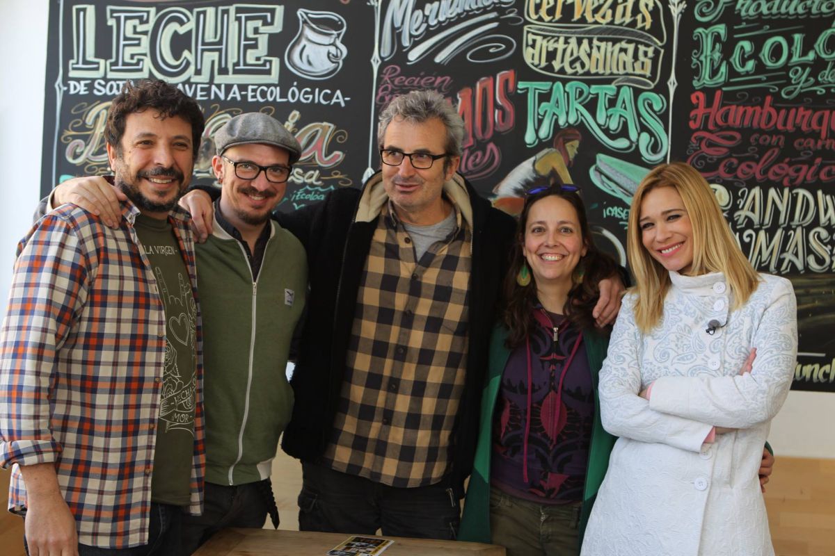 Junto al equipo de Sala Babel, en Torrelodones, donde se encargaba de la programación cultural. Foto: Facebook. Junto al equipo de Sala Babel, en Torrelodones, donde se encargaba de la programación cultural. Foto: Facebook.