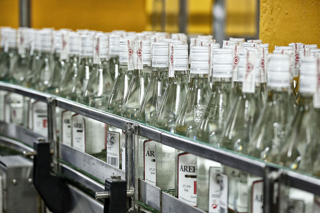 La maquinaria ha sustituido el embotellado manual de los destilados. La maquinaria ha sustituido el embotellado manual de los destilados.
