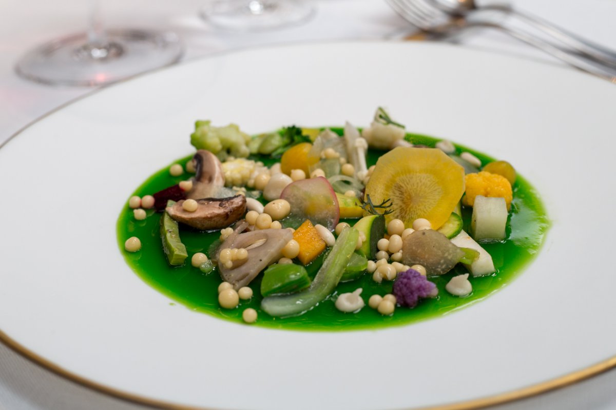 La ensalada de 60 verduras de cultivo natural sobre gelatina de albahaca. Toda una oda al huerto. La ensalada de 60 verduras de cultivo natural sobre gelatina de albahaca. Toda una oda al huerto.
