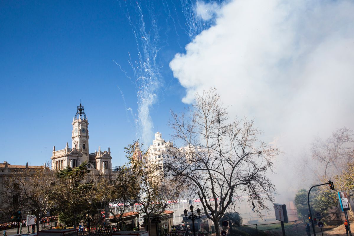 La mascletà hace vibrar a todo el mundo que se concentra en torno a la Playa del Ayuntamiento de Valencia. La mascletà hace vibrar a todo el mundo que se concentra en torno a la Playa del Ayuntamiento de Valencia.