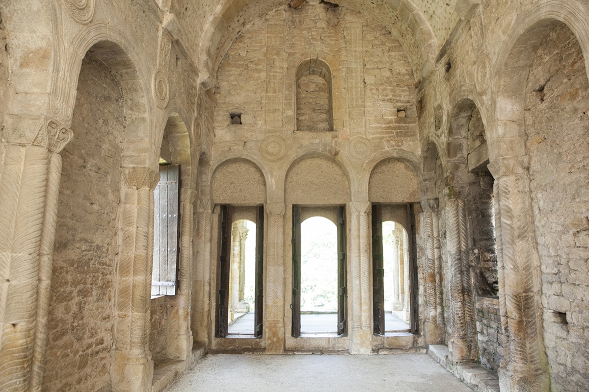 Los medallones encima de cada arco justifican, en palabras de Nooteboom la "elegancia ligera y extrema" del templo. Los medallones encima de cada arco justifican, en palabras de Nooteboom la "elegancia ligera y extrema" del templo.