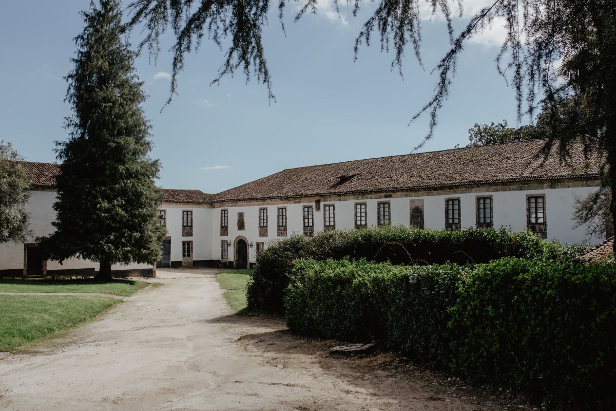 La casa del pazo de Santa Cruz de Rivadulla, la más sobria, por su origen eclesiástico. La casa del pazo de Santa Cruz de Rivadulla, la más sobria, por su origen eclesiástico.