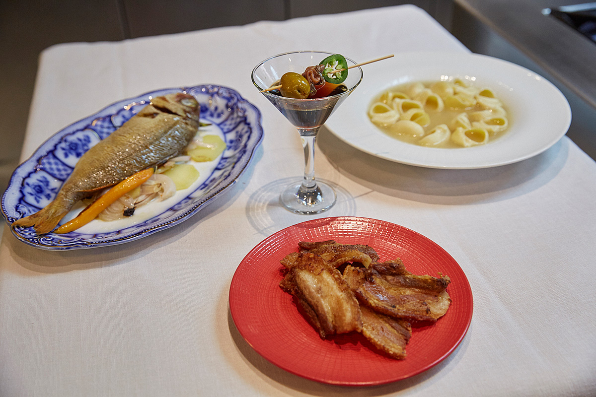 Los cuatros platos listos para la mesa. Los cuatros platos listos para la mesa.