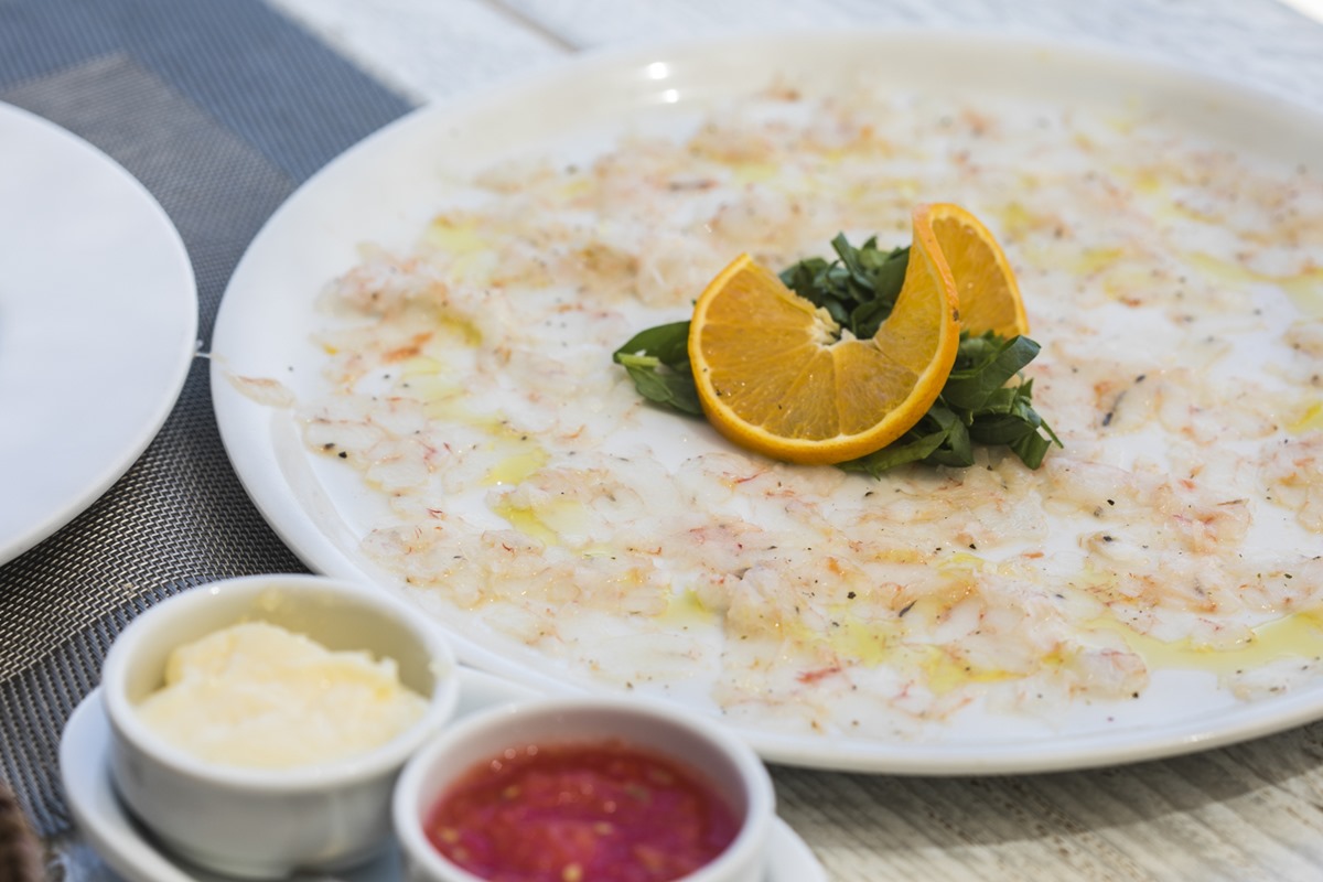 'Carpaccio' de gambas con aroma de naranja en 'El Chamizo', a orillas de Les Platgetes. 'Carpaccio' de gambas con aroma de naranja en 'El Chamizo', a orillas de Les Platgetes.