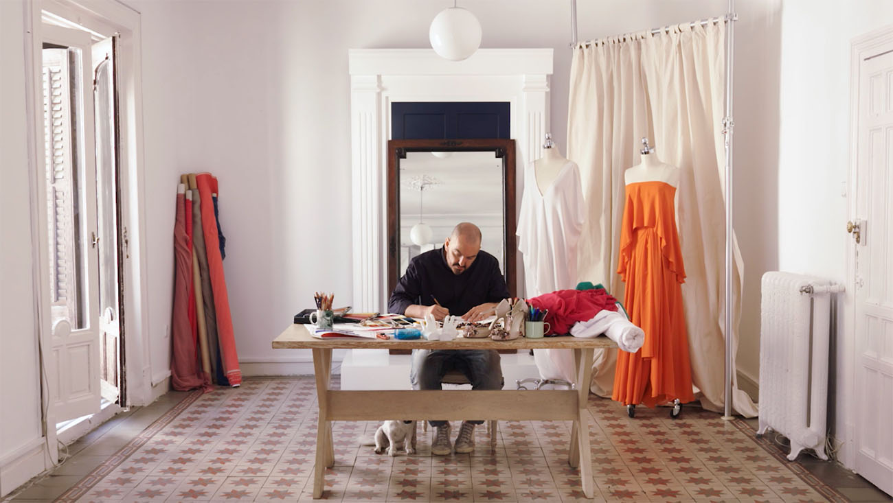 El diseñador Juan Duyos, en su estudio de alta costura. El diseñador Juan Duyos, en su estudio de alta costura.