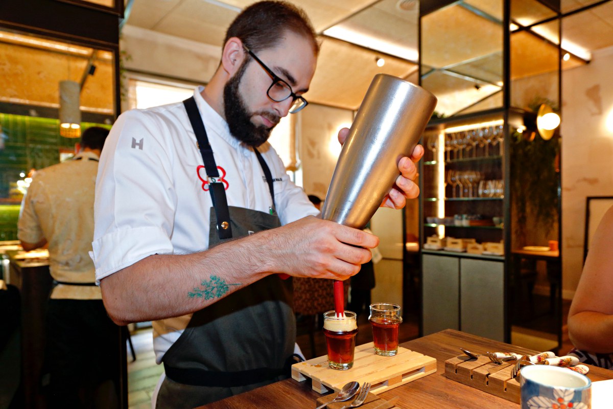 Víctor sirve su particular "vermú": té negro con panela, fermentado con kombucha y aromáticos de vermú. Víctor sirve su particular "vermú": té negro con panela, fermentado con kombucha y aromáticos de vermú.