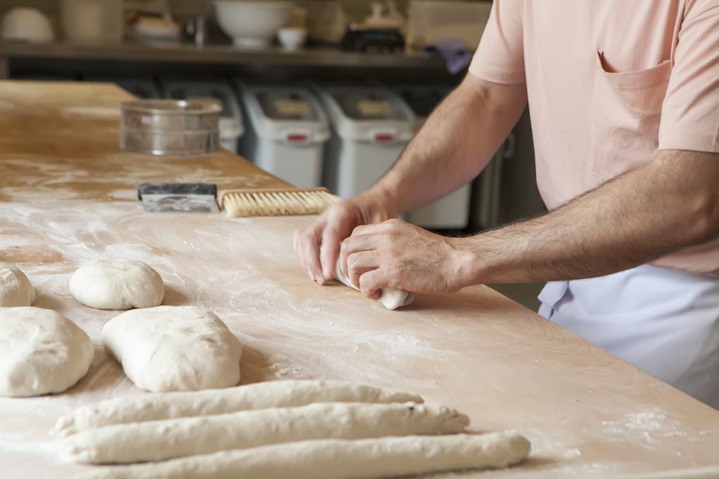 La elaboración del pan en 'El Cenador' es un proceso 100 % artesano. La elaboración del pan en 'El Cenador' es un proceso 100 % artesano.
