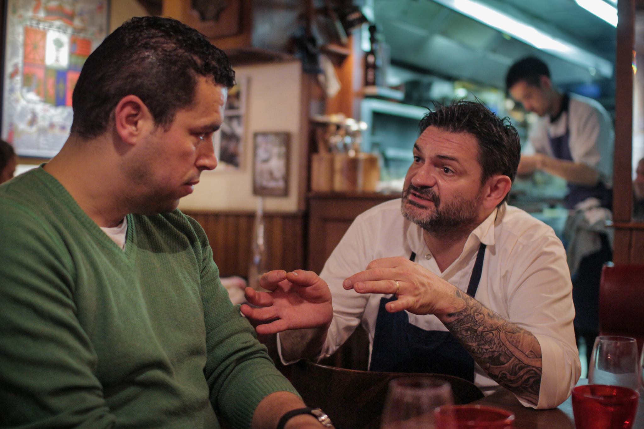 Ambos chefs conversando. Foto: Facebook Mohammed El Khady. Ambos chefs conversando. Foto: Facebook Mohammed El Khady.