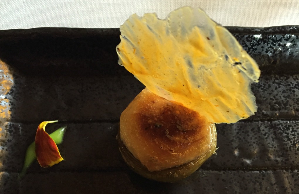 El plato más antiguo de la carta: alcachofa rellena de gamba roja y cebolla con mayonesa de ajo gratinada. Foto: Antonella Ruggiero. El plato más antiguo de la carta: alcachofa rellena de gamba roja y cebolla con mayonesa de ajo gratinada. Foto: Antonella Ruggiero.