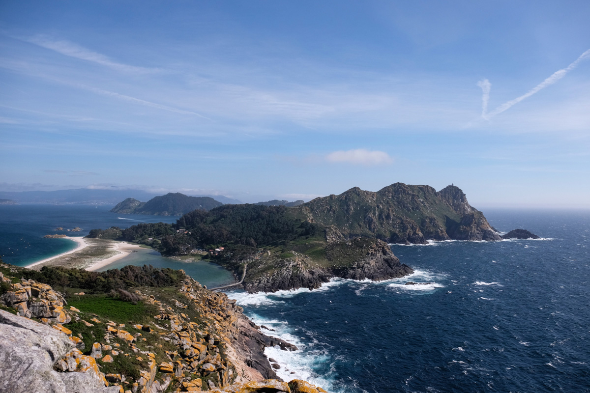 Desde el Alto del Princípe, en la Isla de Monteagudo, se ve perfectamente el resto del archipiélago. Desde el Alto del Princípe, en la Isla de Monteagudo, se ve perfectamente el resto del archipiélago.