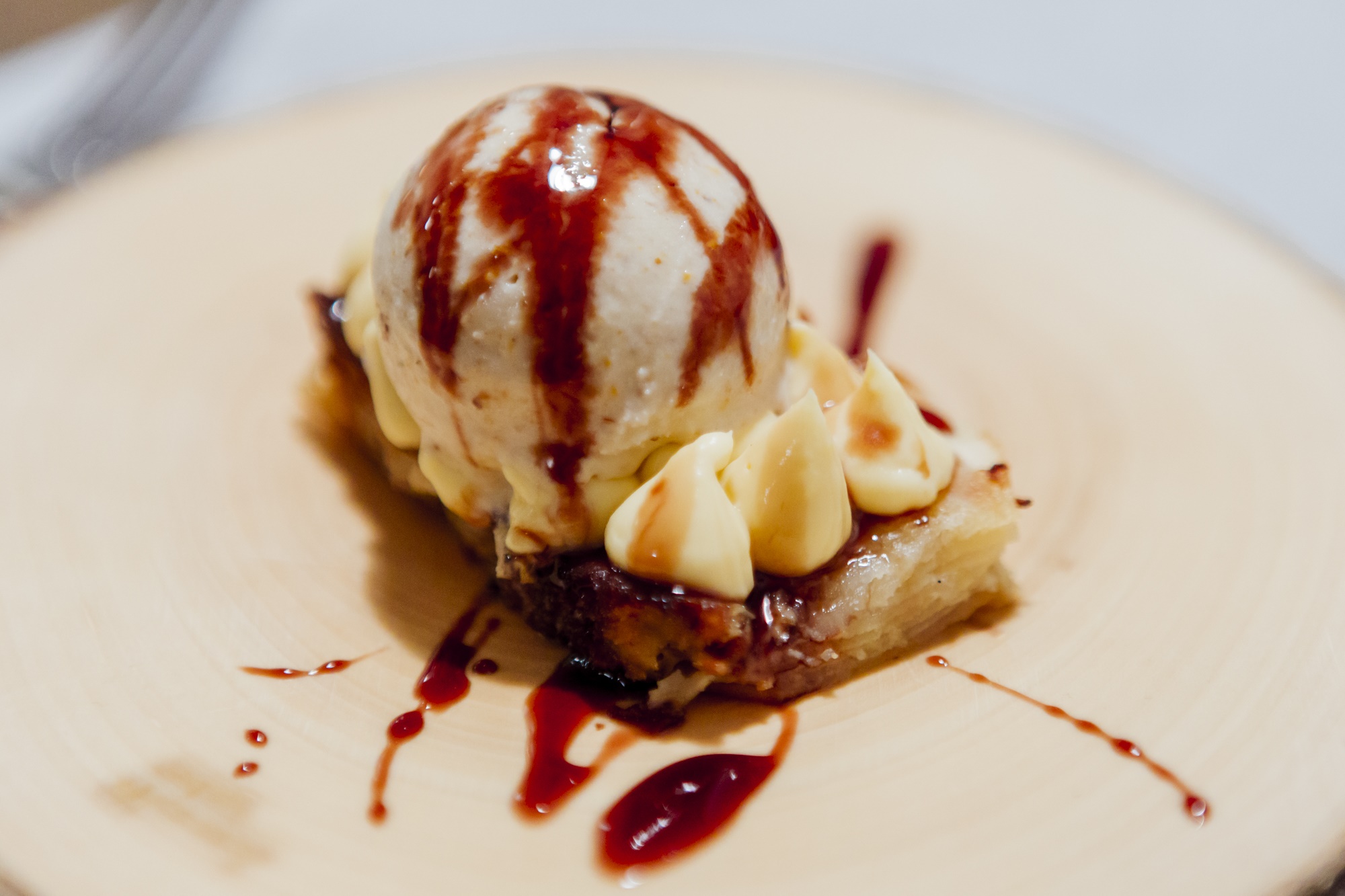 Helado de 'camagrocs' (trompeta amarilla), patata gratinada con vainilla de Tahití y crema diplomática con mantequilla. Helado de 'camagrocs' (trompeta amarilla), patata gratinada con vainilla de Tahití y crema diplomática con mantequilla.
