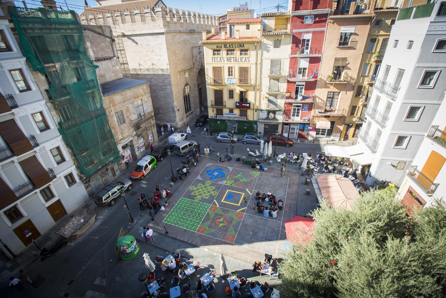 El joven Colectivo TAV hace de las plazas una obra de arte en sí misma. El joven Colectivo TAV hace de las plazas una obra de arte en sí misma.