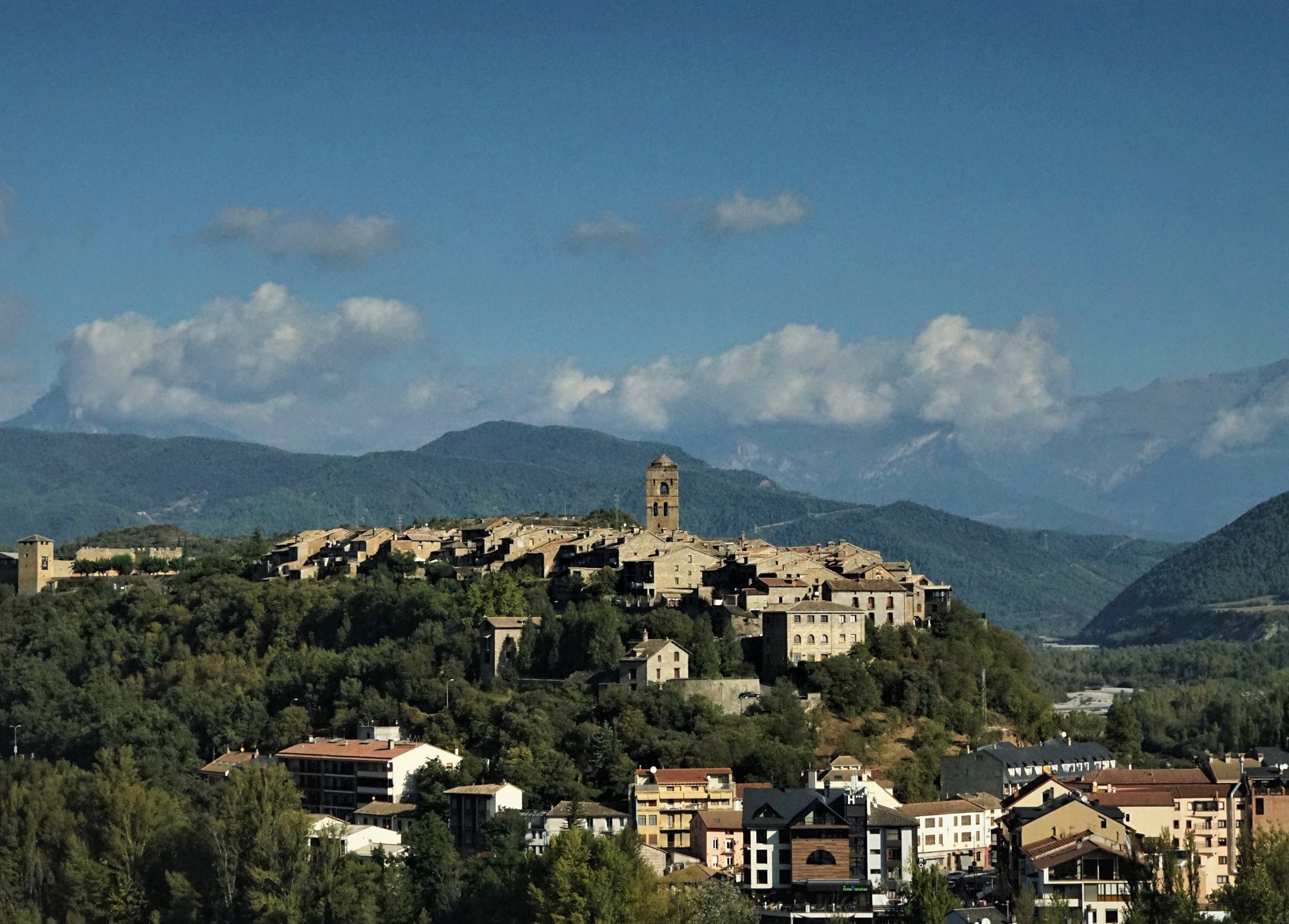 Panorámica de la villa medieval de Aínsa. Panorámica de la villa medieval de Aínsa.