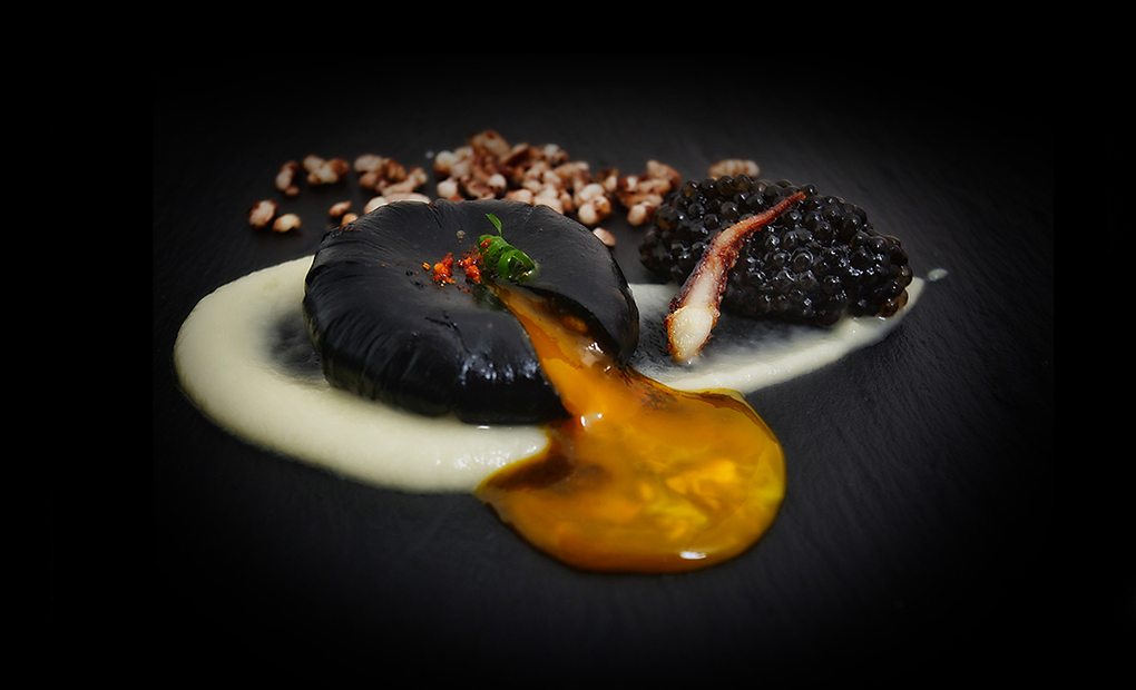 Huevo negro con caviar de sepia. Foto: Zaranda Huevo negro con caviar de sepia. Foto: Zaranda