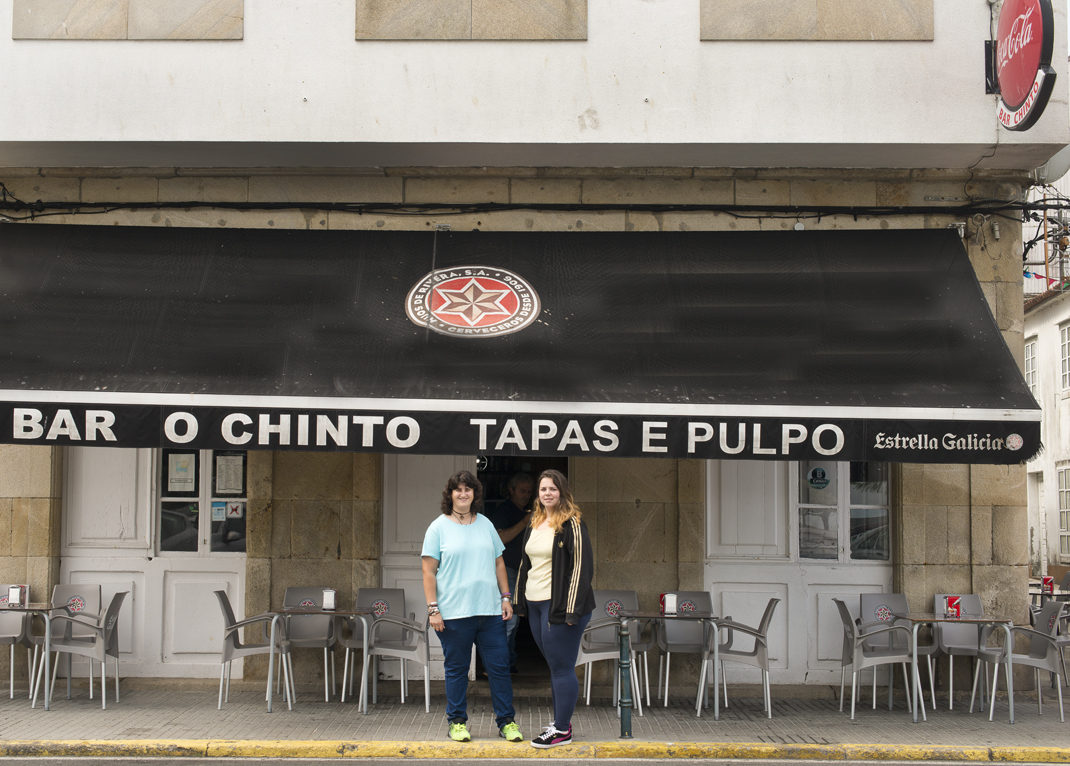 Julia y Mónica, tía y sobrina, te esperan en las puerta del bar. Julia y Mónica, tía y sobrina, te esperan en las puerta del bar.