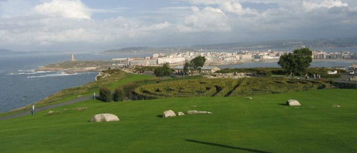 Monte San Pedro con vistas al laberinto y la Torre de Hércules, A Coruña. Monte San Pedro con vistas al laberinto y la Torre de Hércules, A Coruña.