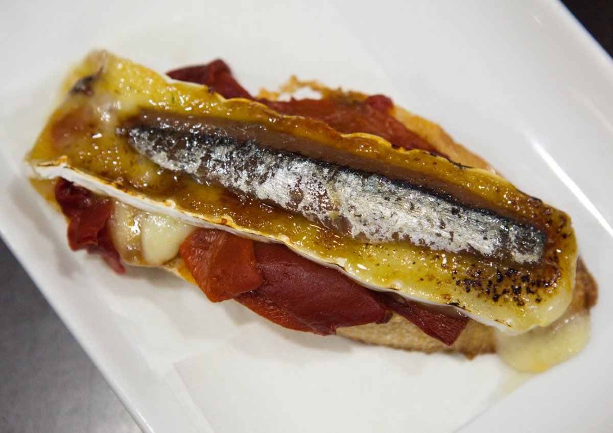 El canapé de anchoa sobre una cama de tomate macerado en aceite. El canapé de anchoa sobre una cama de tomate macerado en aceite.