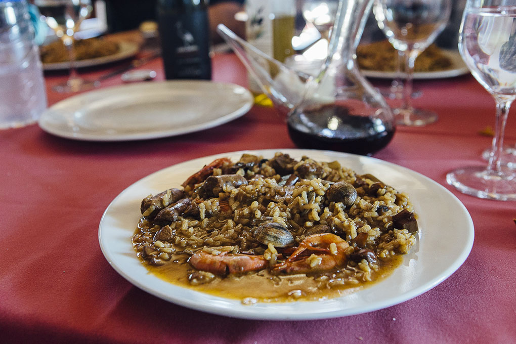 El arroz a la olla que prepara Joan, acompañado de embutidos y 'pa amb tomaca'. El arroz a la olla que prepara Joan, acompañado de embutidos y 'pa amb tomaca'.