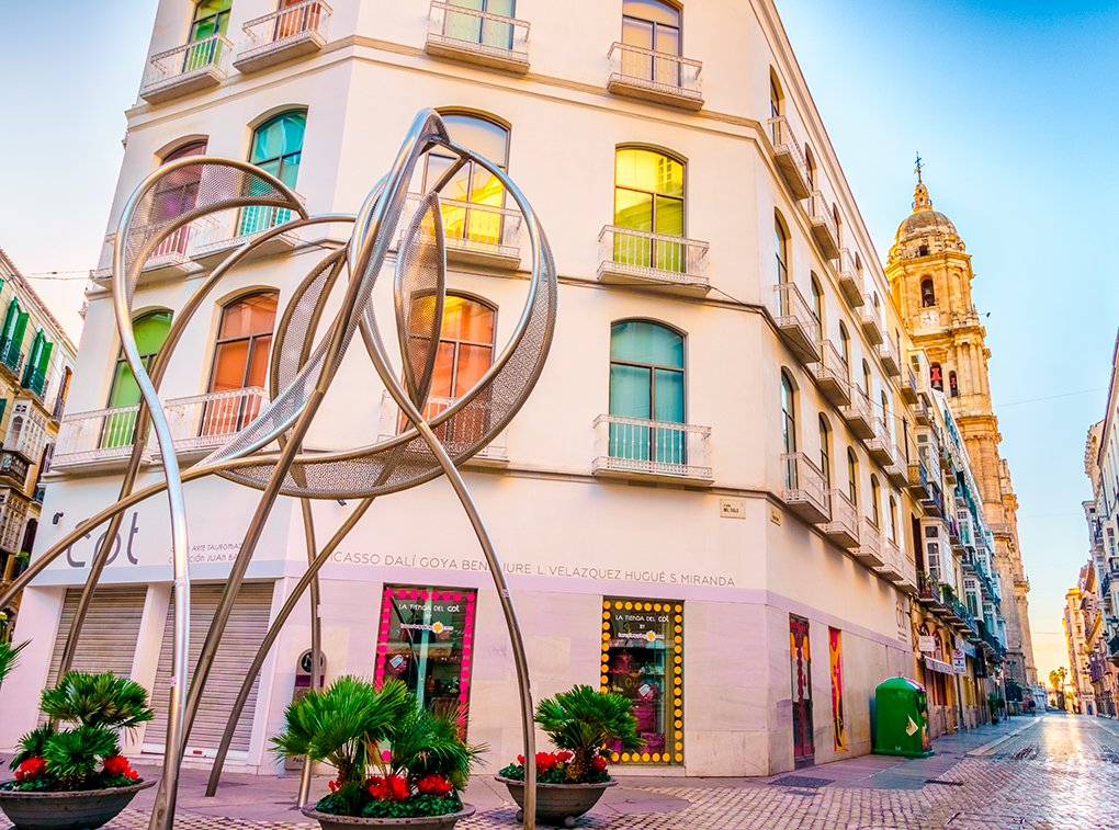Escultura en la Plaza del Siglo de Málaga. Foto: Shutterstock. Escultura en la Plaza del Siglo de Málaga. Foto: Shutterstock.