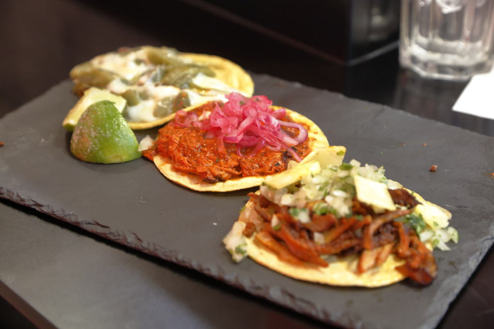 Posiblemente de los mejores tacos de Madrid, a unos precios para repetir y bien servidos Posiblemente de los mejores tacos de Madrid, a unos precios para repetir y bien servidos