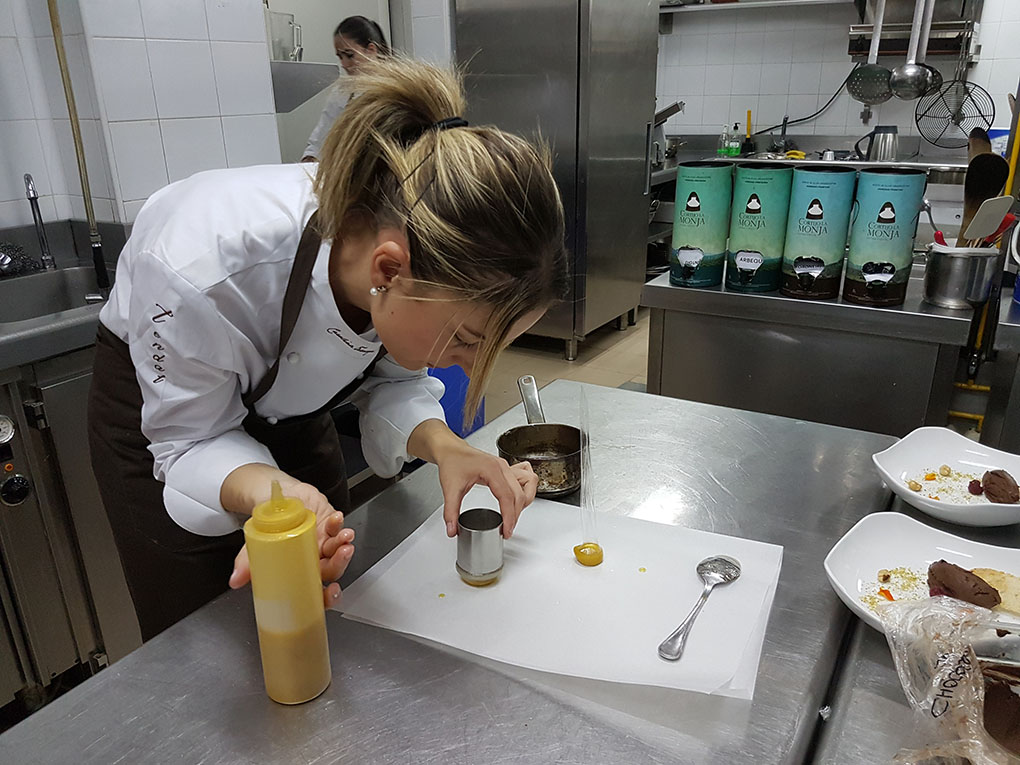Tarazaga, en las cocinas de 'Tendal', experimentando con los virgen extra. Foto: Edu Sánchez. Tarazaga, en las cocinas de 'Tendal', experimentando con los virgen extra. Foto: Edu Sánchez.