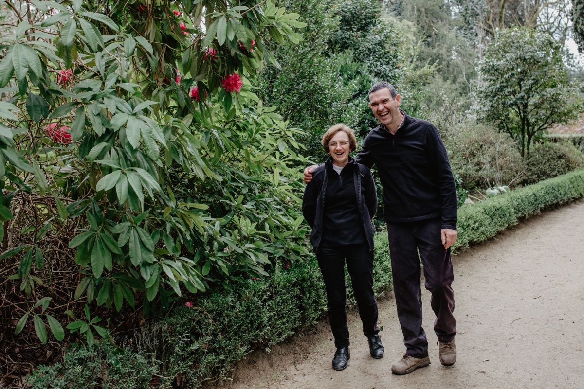 Manolo y Carmen en su jardín. Manolo y Carmen en su jardín.