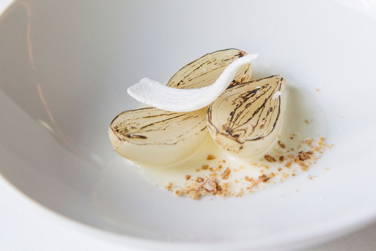 Cebolla dulce de volcán Croscat y queso de mas Farró en el restaurante Les Cols, en Olot (Girona). Foto: Kristin Block Cebolla dulce de volcán Croscat y queso de mas Farró en el restaurante Les Cols, en Olot (Girona). Foto: Kristin Block
