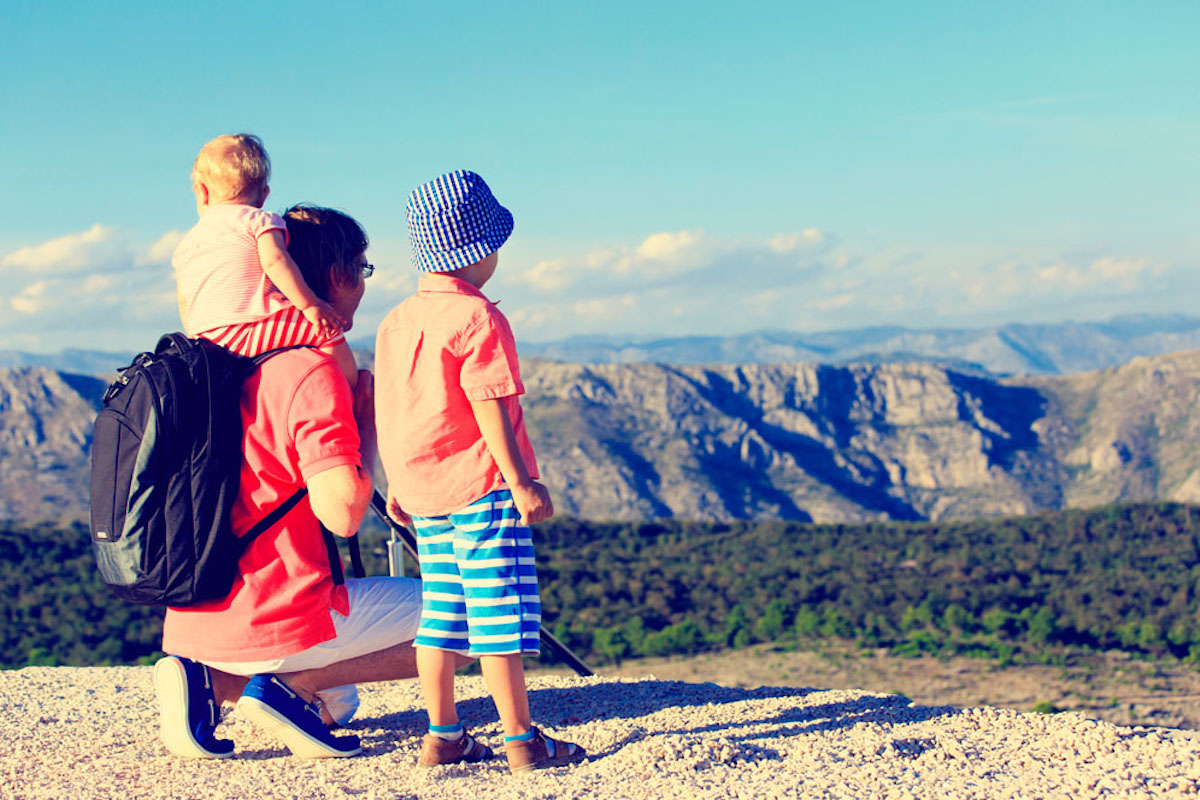 Padre e hijo en la montaña. Foto: shutterstock. Padre e hijo en la montaña. Foto: shutterstock.